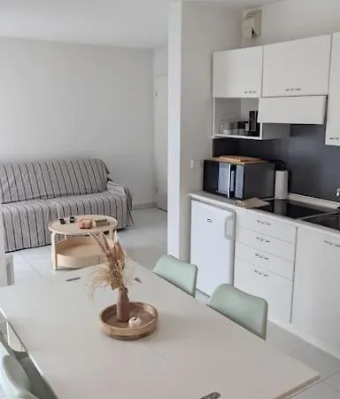 T2 Ouvert A 5 Min Des Plages, Au Calme, Avec Balcon Et Garage Apartment