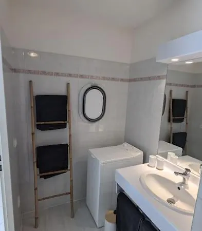 Apartment T2 Ouvert A 5 Min Des Plages, Au Calme, Avec Balcon Et Garage